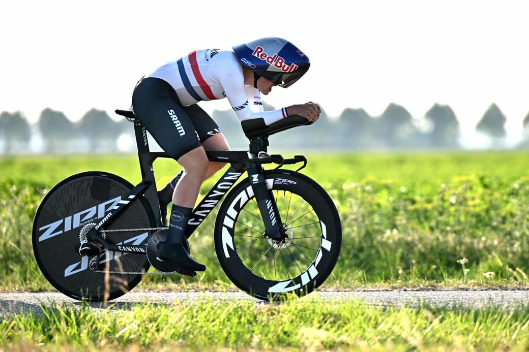 Titelverdediger Zoe Bäckstedt opent, net als vorig jaar, met proloogwinst